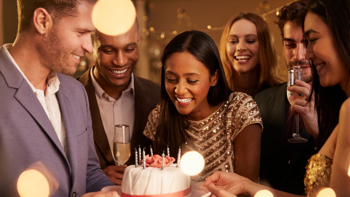 Egy születésnapi buli, ahol barátok ünneplik a születésnapost egy tortával.